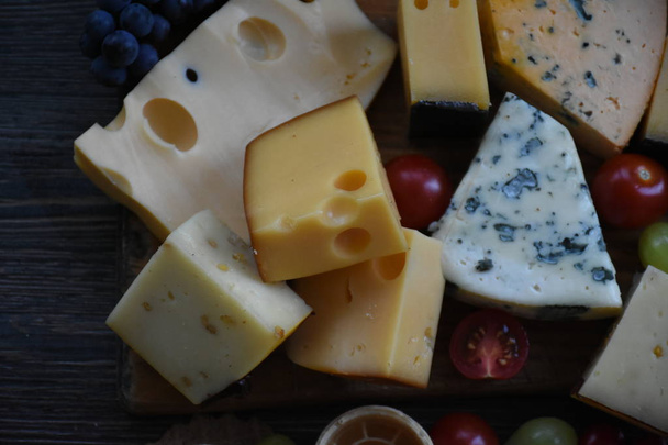 Käse sortiert auf Holztisch  - Foto, Bild