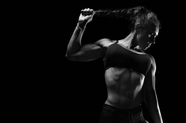 Apto atlético desportivo mulher posando no fundo preto
 - Foto, Imagem