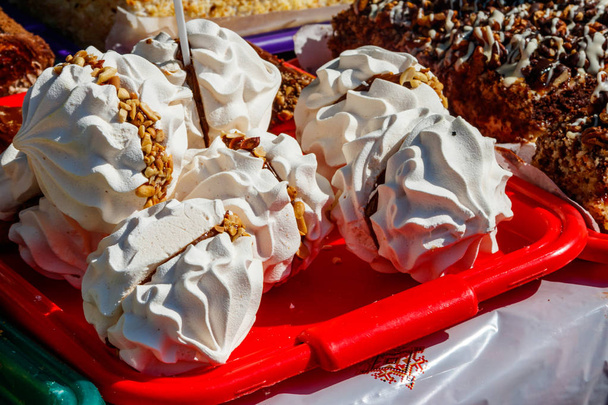 Pyöreät marenkievästeet tiivistetyllä maidolla ja pähkinöillä
 - Valokuva, kuva