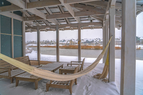 Clubhouse com vista para Oquirrh Lake no dia de inverno
 - Foto, Imagem