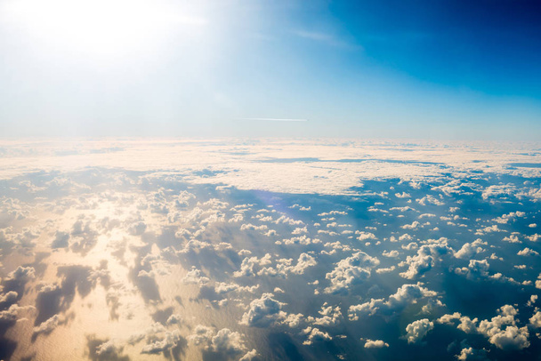 Вид на небо с голубым небом, белыми облаками и солнцем
 - Фото, изображение