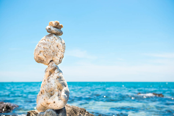 Баланс дзен-камней на фоне моря
 - Фото, изображение