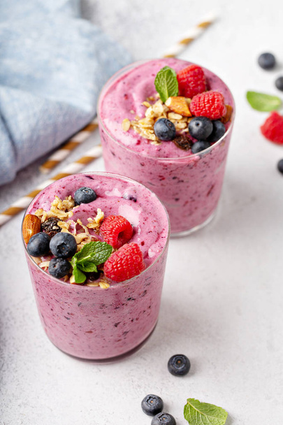 Fresh mixed berry smoothie - Фото, изображение