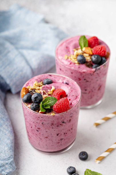 Fresh mixed berry smoothie - Фото, изображение
