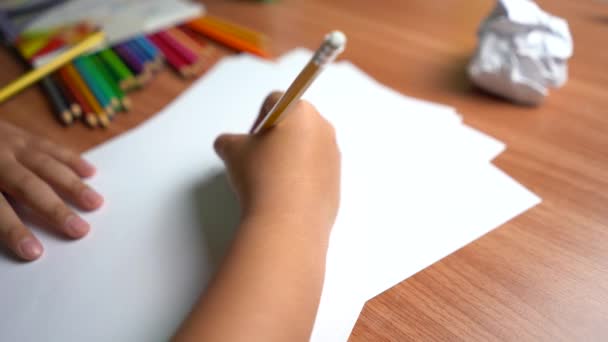 Kleine hand van Kid schrijven op papier - Video