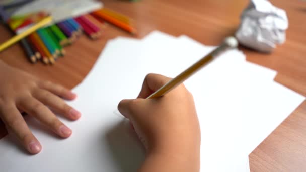 Το μικρό χέρι του παιδιού που γράφει σε χαρτί - Πλάνα, βίντεο