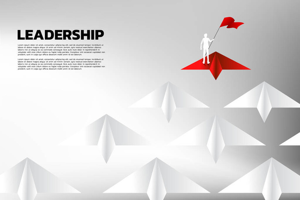 Silhouette di uomo d'affari con bandiera su origami rosso aereo di carta che conduce il bianco. Business Concetto di leadership e vision mission
. - Vettoriali, immagini