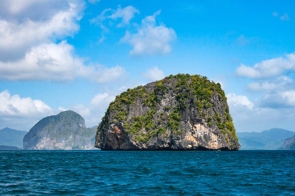 Petite île ronde de calcaire dans la région d'El nido de l'archipel de Palawan aux Philippines
. - Photo, image