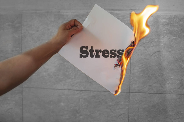 Stressi sana tekstiä tuleen palavan paperin
 - Valokuva, kuva