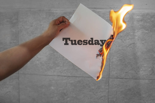 Texto de la palabra del martes en llamas con papel quemado
 - Foto, imagen