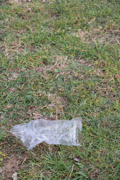 Egy elszigetelt egy-használ műanyag táska fekszik elhagyott-ban természet kép-val másol hely - Fotó, kép