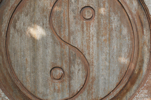 Yin-Yang symbool gesneden op houten deur - Foto, afbeelding
