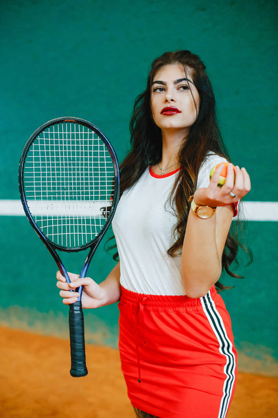 Beautiful and stylish girl on the tennis court - Zdjęcie, obraz