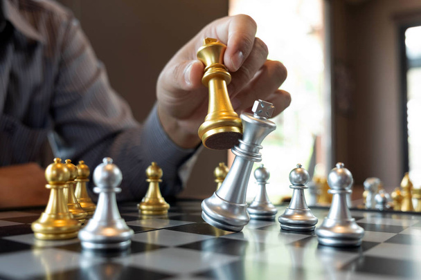 Close-up photos de checkmate mains sur un échiquier pendant un jeu d'échecs Le concept de stratégie de victoire d'affaires gagne le jeu de l'intelligence
. - Photo, image