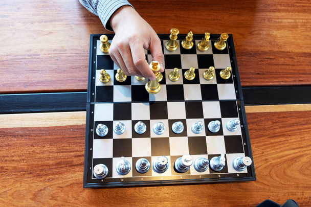 Foto ravvicinate di mani scacchiere su una scacchiera durante una partita a scacchi Il concetto di strategia di vittoria aziendale vince la partita di intelligence
. - Foto, immagini