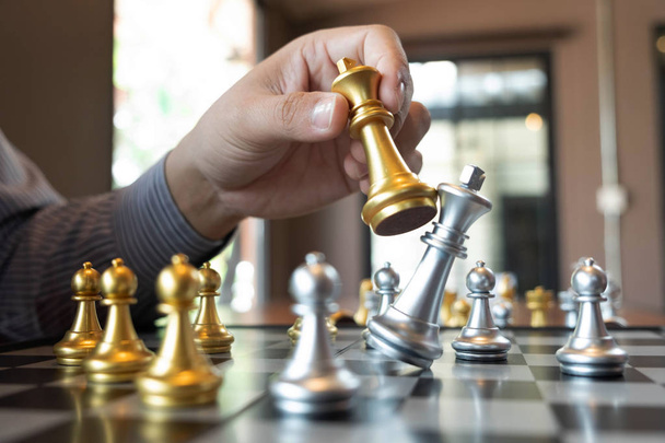 チェスゲーム中にチェスボード上のチェックメイトの手のクローズアップ写真 ビジネス勝利戦略の概念は、インテリジェンスゲームに勝ちます. - 写真・画像