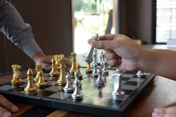 Lähikuva kuvia shakkimatti kädet shakkilaudalla aikana shakkipeli Käsite liiketoiminnan voiton strategia voittaa älykkyys peli
. - Valokuva, kuva