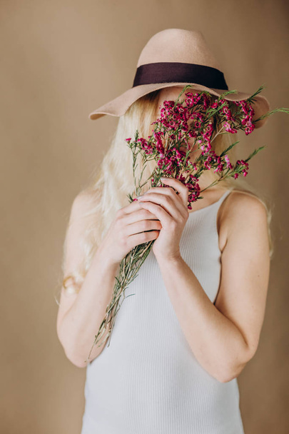 woman blonde gray dress flowers hat - 写真・画像