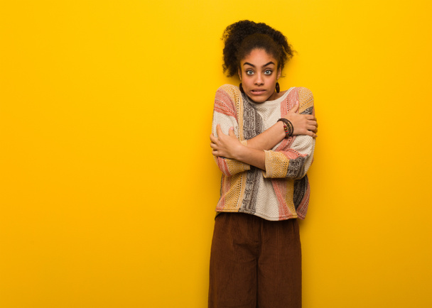 Düşük sıcaklık nedeniyle soğuk gidiyor mavi gözlü genç siyah afrikalı amerikalı kız - Fotoğraf, Görsel