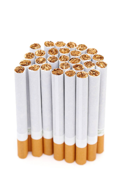 muchos cigarrillos de pie sobre un fondo blanco
 - Foto, Imagen