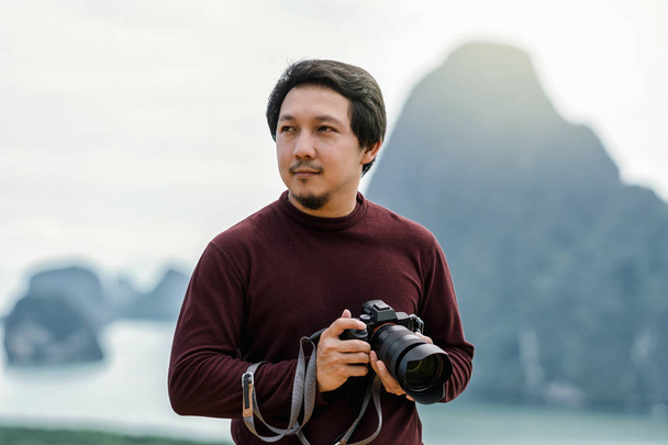 Portret van de fotograaf of de toeristen over het fantastische landschap van samed nang chee uitkijkpunt op de zonsopgang-tijd-, vakantie- en reisinformatie-concept - Foto, afbeelding