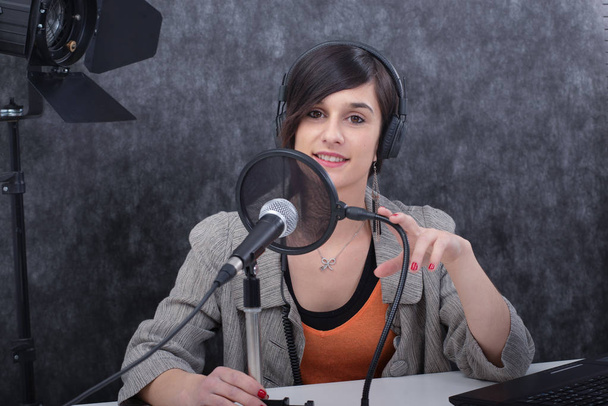 молодая женщина работает на радио
 - Фото, изображение