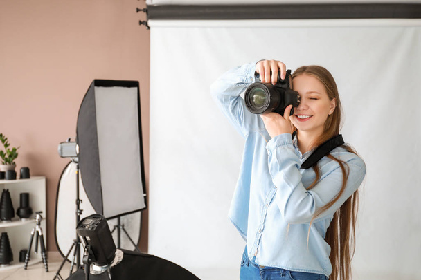 Młoda kobieta fotograf w studio - Zdjęcie, obraz