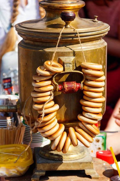 Samovar tradicional ruso con rosquillas
 - Foto, Imagen