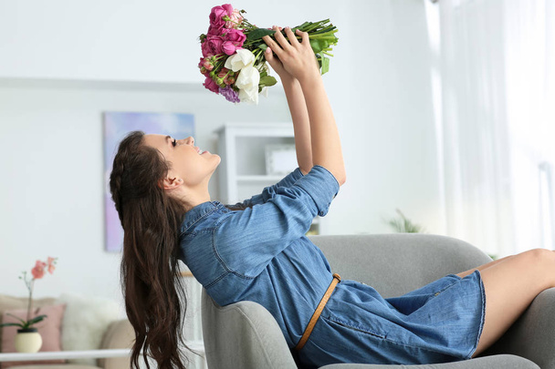 Mulher bonita com buquê de flores em casa
 - Foto, Imagem