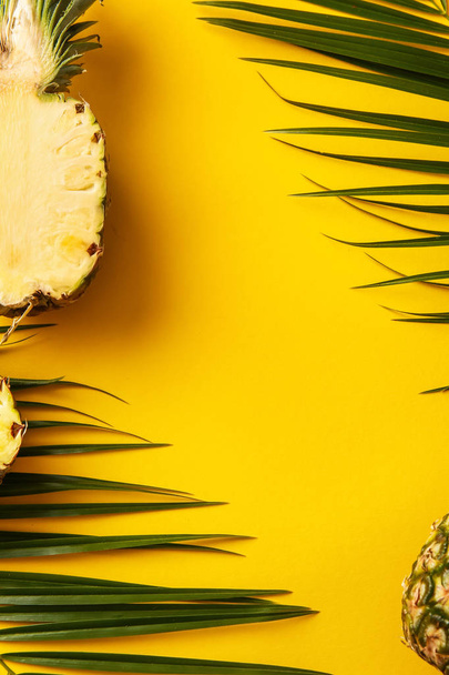 Zralé ananasy a palmové lístky na barevné pozadí - Fotografie, Obrázek