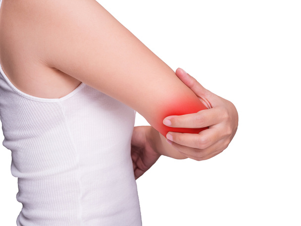 женщина страдает от боли в локте, переключатель pain.red цвета выделить на локте, переключатель изолирован на белом фоне. здравоохранение и медицинская концепция
 - Фото, изображение