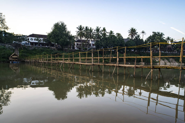 Bambusový most se každoročně staví v suché sezoně nad řekou Nam Khan na soutoku řeky Mekong v Luang Prabangu. - Fotografie, Obrázek