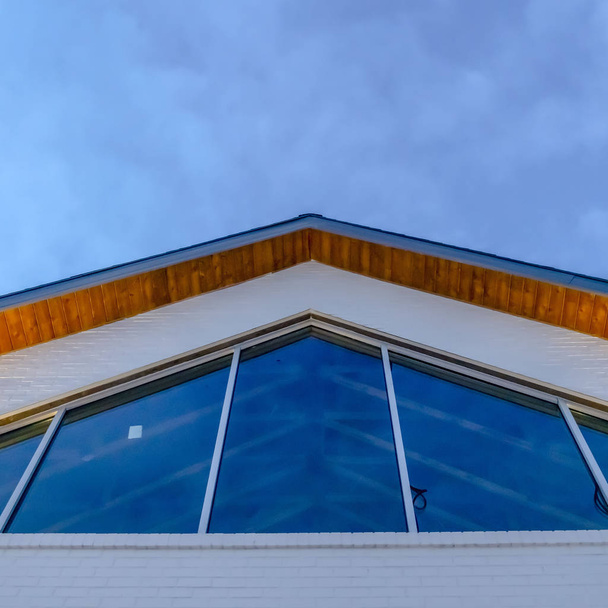 Καθαρό τετράγωνο κτήριο με συννεφιασμένο γαλάζιο ουρανό που προβάλλεται στην ηλιόλουστη μέρα - Φωτογραφία, εικόνα