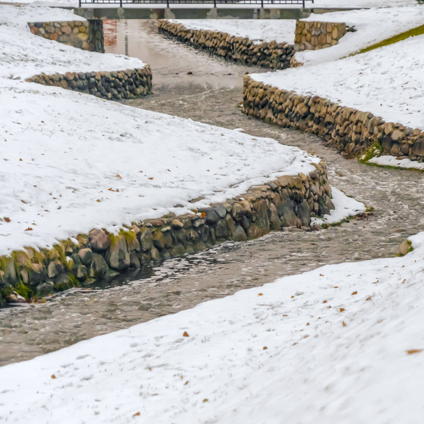 Clear Square Stone riacho alinhado em um parque em Salt Lake City visto em um dia gelado de inverno
 - Foto, Imagem