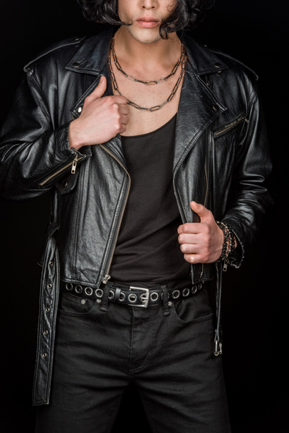 ostříhané zobrazení stylového člověka dotek kožené bundy izolované na černém  - Fotografie, Obrázek