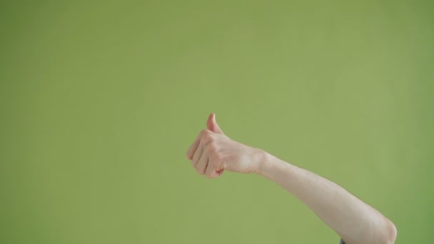 Close-up da mão humana mostrando polegares para cima, em seguida, polegares para baixo expressando desaprovação
 - Filmagem, Vídeo