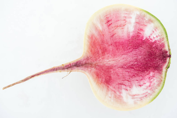 pohled shora na řezaný surový fialový čerstvý meloun ředkev poloviční na bílém pozadí - Fotografie, Obrázek