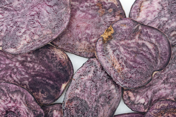 vista dall'alto di tagliare fette di ravanello viola fresco in pila
 - Foto, immagini