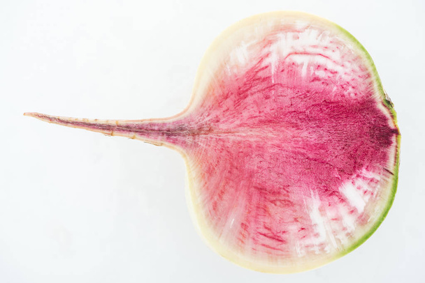 Draufsicht des geschnittenen rohen lila frischen Wassermelonen-Rettich auf weißem Hintergrund - Foto, Bild