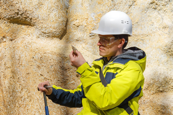 geólogo examina uma amostra de pedra ao ar livre
 - Foto, Imagem