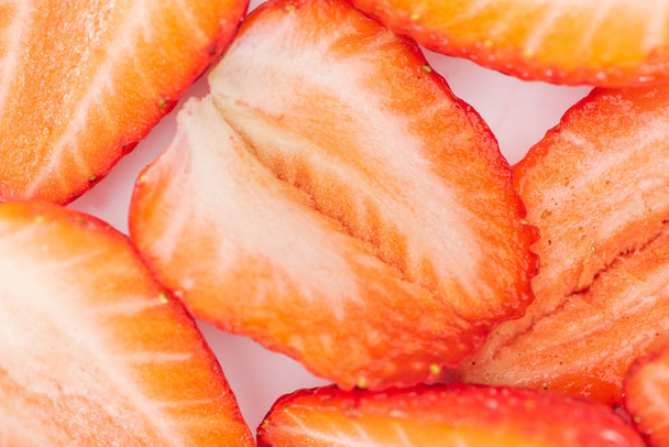 Nahaufnahme von frisch geschnittenen reifen roten Erdbeeren im Haufen - Foto, Bild