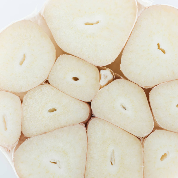 close up view of spicy white cut garlic cloves - Foto, Bild
