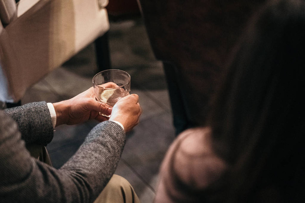Ořezávaná střela lidí ochutnávání vína - Fotografie, Obrázek