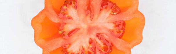 Κορυφαία όψη της Ερυθράς ώριμης ντομάτας μισής απομονωμένη σε λευκό, πανοραμικό πλάνο - Φωτογραφία, εικόνα