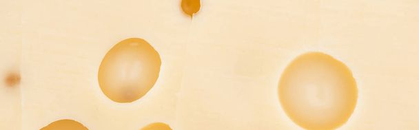 colpo panoramico di formaggio fresco giallo con grandi interi
 - Foto, immagini