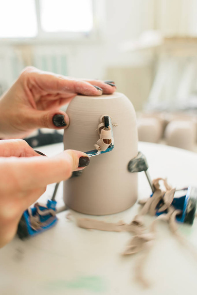 Tazza di ceramica fatta su una ruota di vasaio in officina
 - Foto, immagini