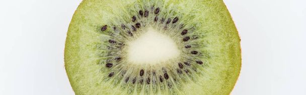 白、パノラマショットで分離された種子とカット新鮮な栄養価の高い緑のキウイのクローズアップビュー - 写真・画像