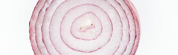vista de cerca de la jugosa rodaja de cebolla de textura fresca orgánica aislada en blanco, plano panorámico
 - Foto, Imagen