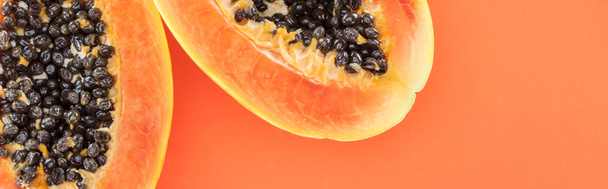 colpo panoramico di papaia matura metà con semi neri isolati su arancio
 - Foto, immagini