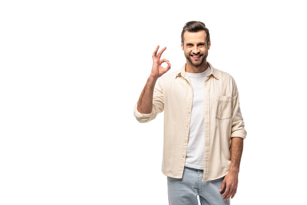 glücklicher Mann zeigt ok Zeichen isoliert auf weiß mit Kopierraum - Foto, Bild